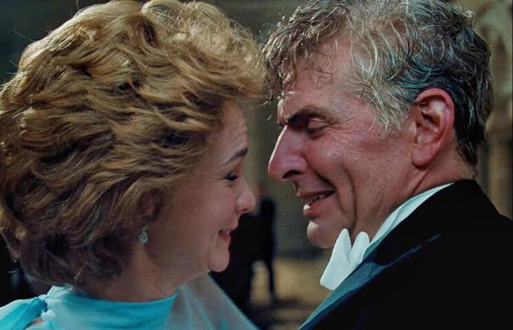 Кадр из фильма Maestro. Режиссер: Брэдли Купер. Оператор: Мэттью Либатик. Производство: Amblin Entertainment, Fred Berner Films, Lea Pictures, Netflix, Sikelia Productions