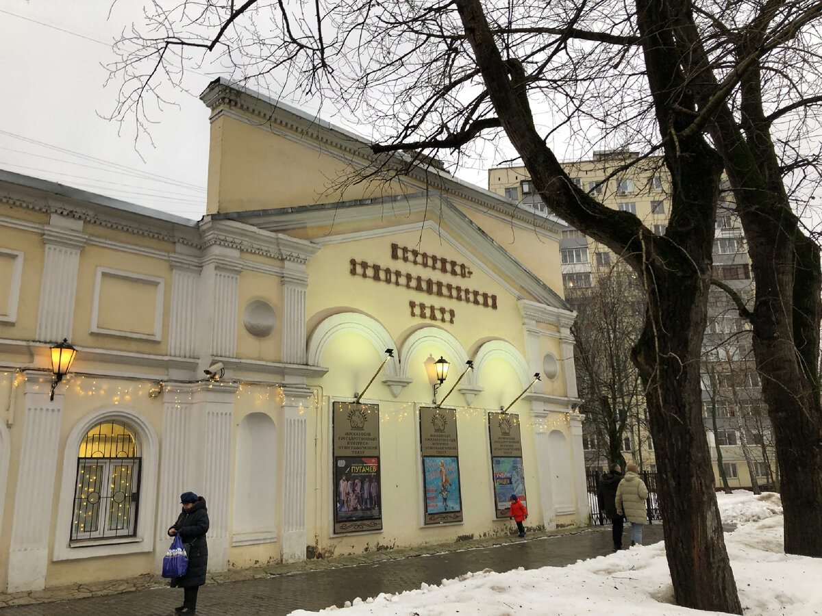 Государственный Историко-этнографический театр в районе Лосиноостровской станции. Фото автора 