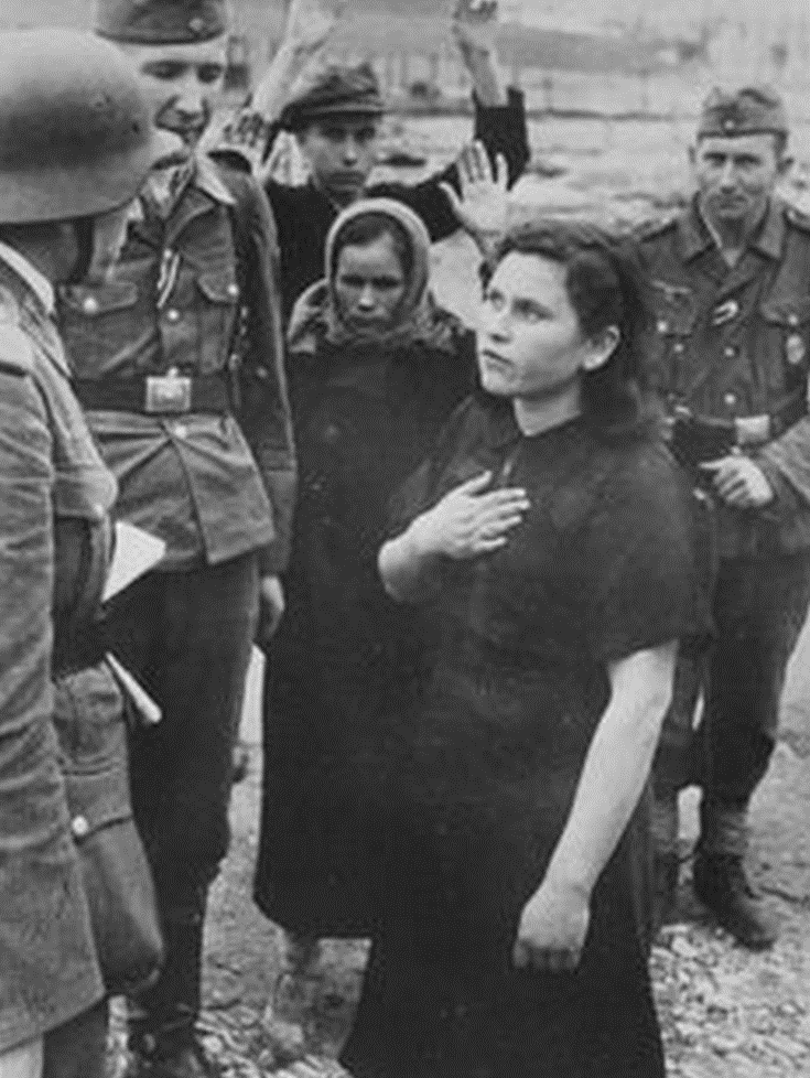 Нацисты и женщина Новороссийска. Фотография взята с сайта «Без срока давности».
