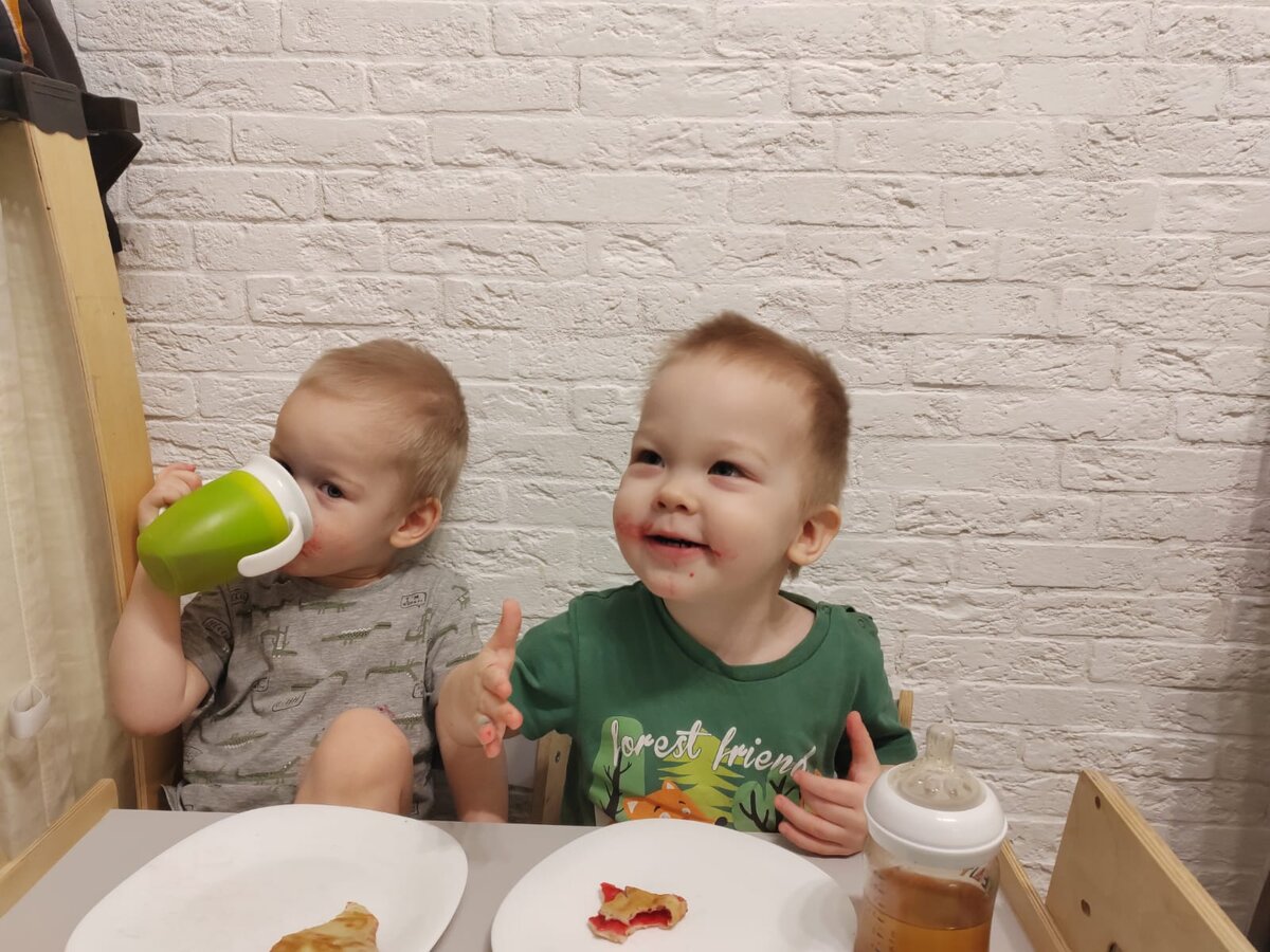 Парни едят вишневый пирог