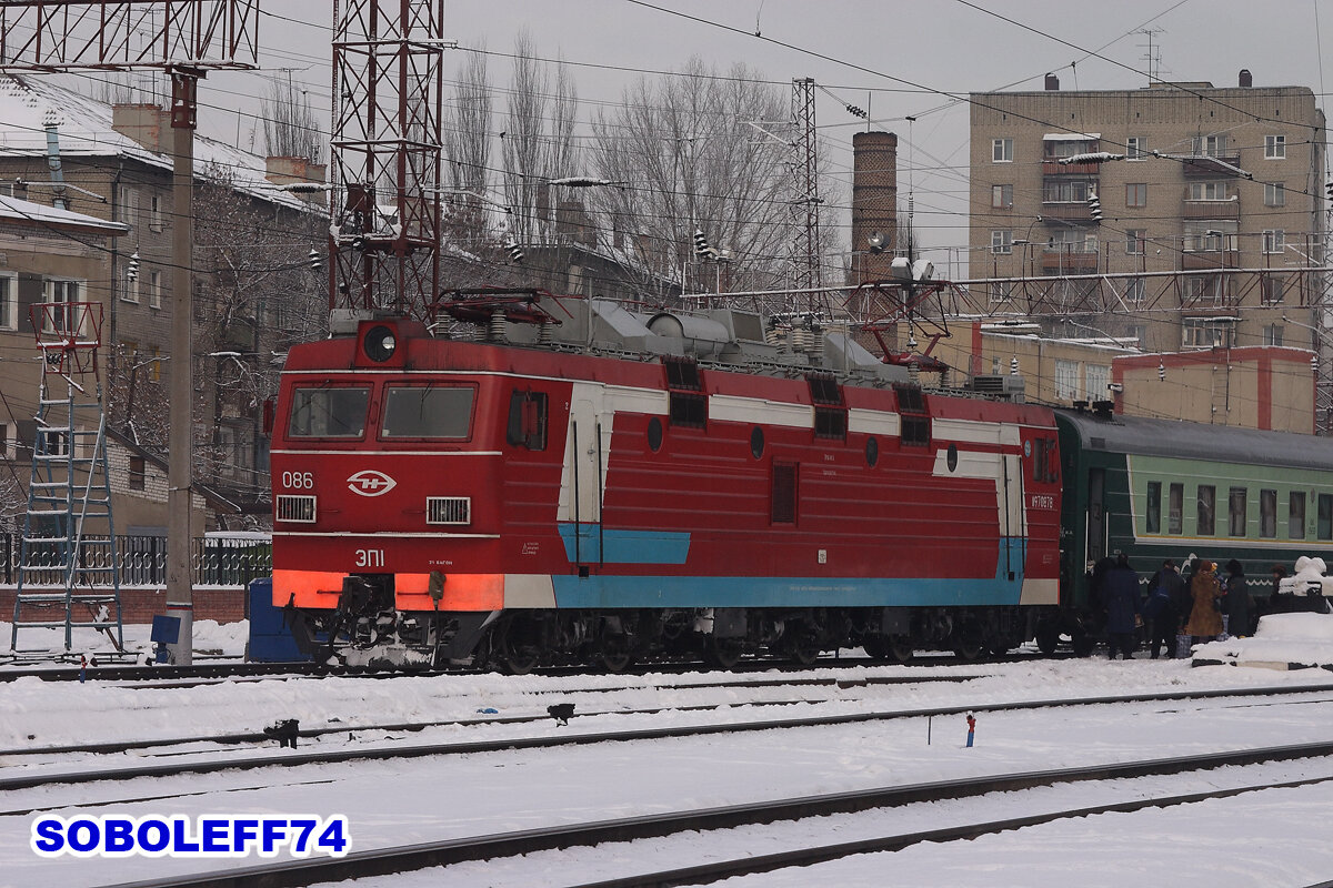 Электровоз ЭП1-086 с пассажирским поездом. Станция Саратов-1 Приволжской железной дороги