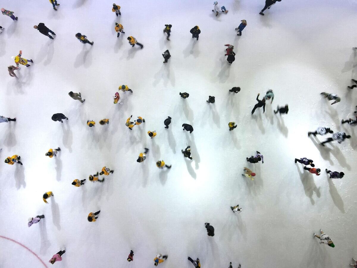    Дети катаются на катке во время массового урока катания на коньках в ледовом дворце "Кузбасс"© РИА Новости / Данил Айкин