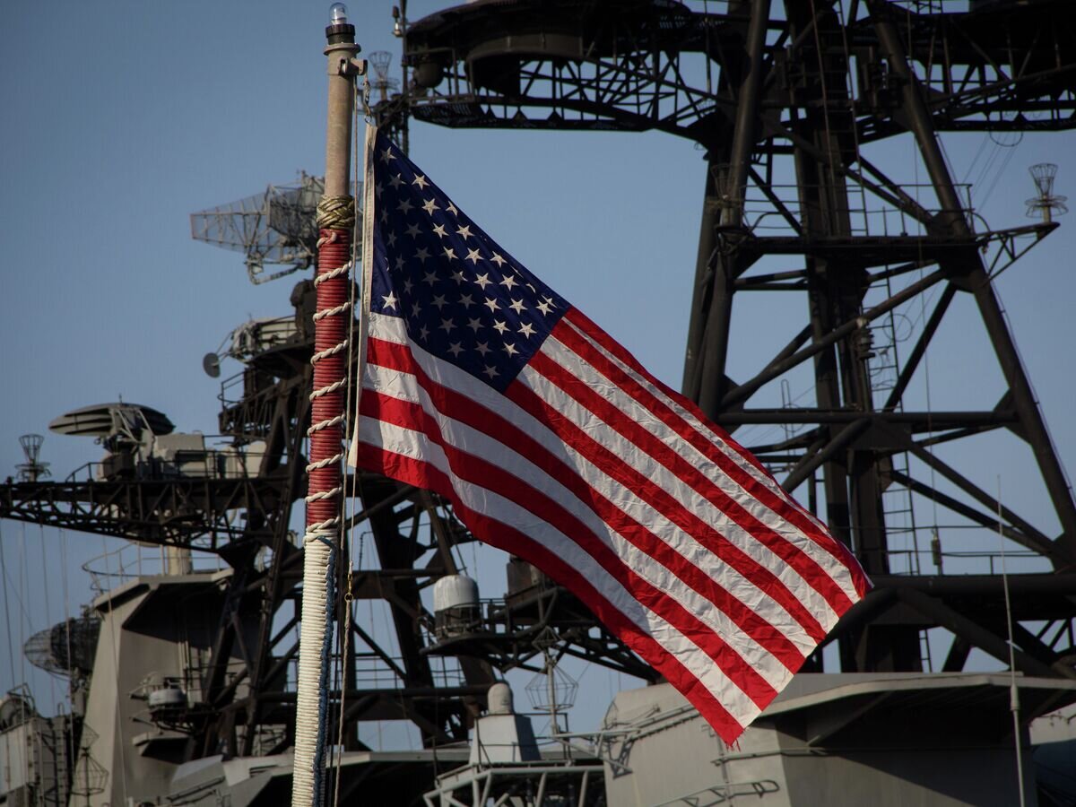    Американский флаг на военном судне во Владивостоке© РИА Новости / Геннадий Шишкин