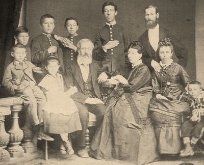 Семья Антона Павловича Чехова
Антон Чехов стоит вторым слева