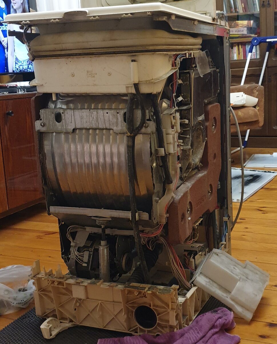 Внутренности Brandt WBD 1200, рядом крышка блока автоматики 