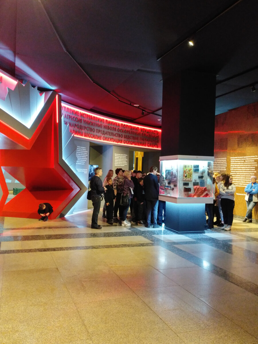 Во время рабочей экскурсии по музею везде встречались организованные  группы посетителей. 