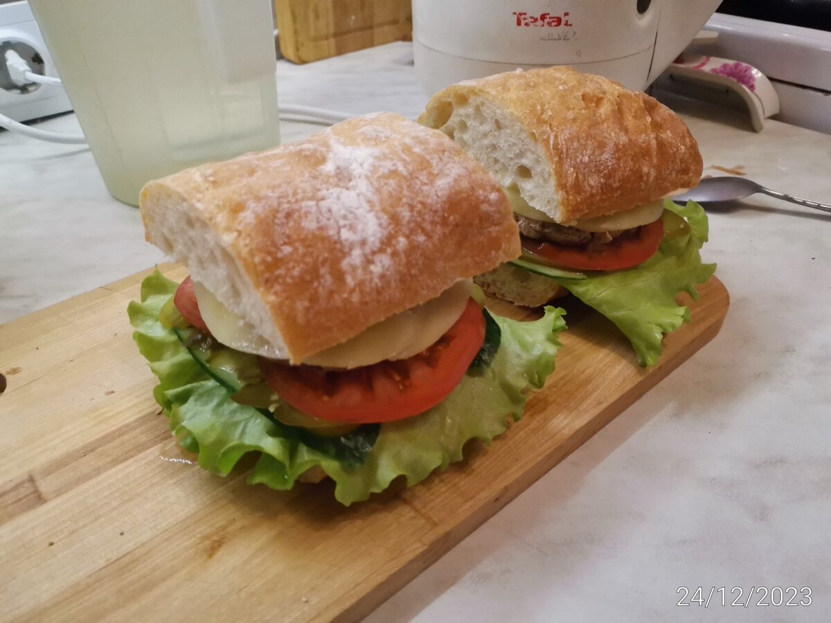 Успела сфотографировать два бургера. Всего было их 5. 🍔