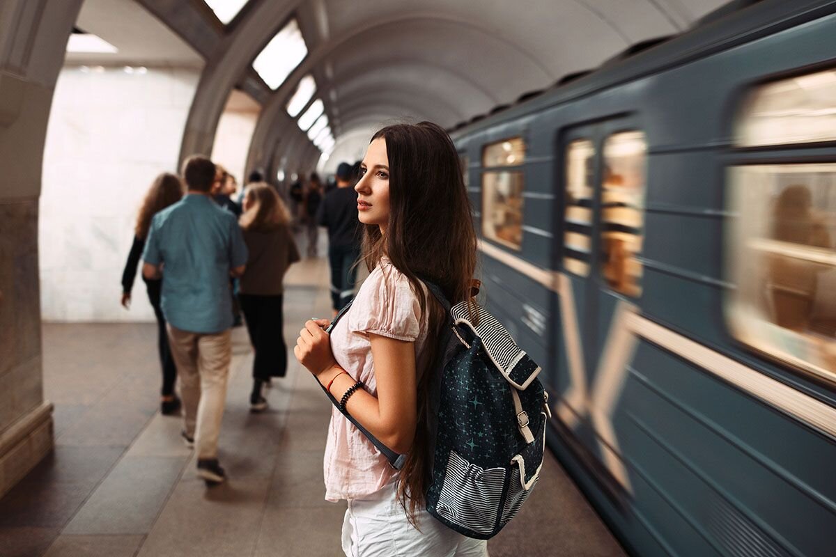 Фотосессия в метро. Девушка едет в метро. Фотосессия в метро девушка. Девушка с рюкзаком в электричке.