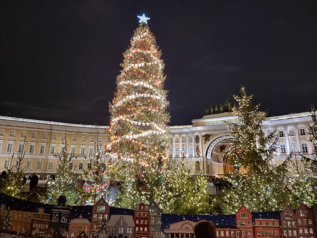 Главная ёлка Санкт-Петербурга в прошлом году