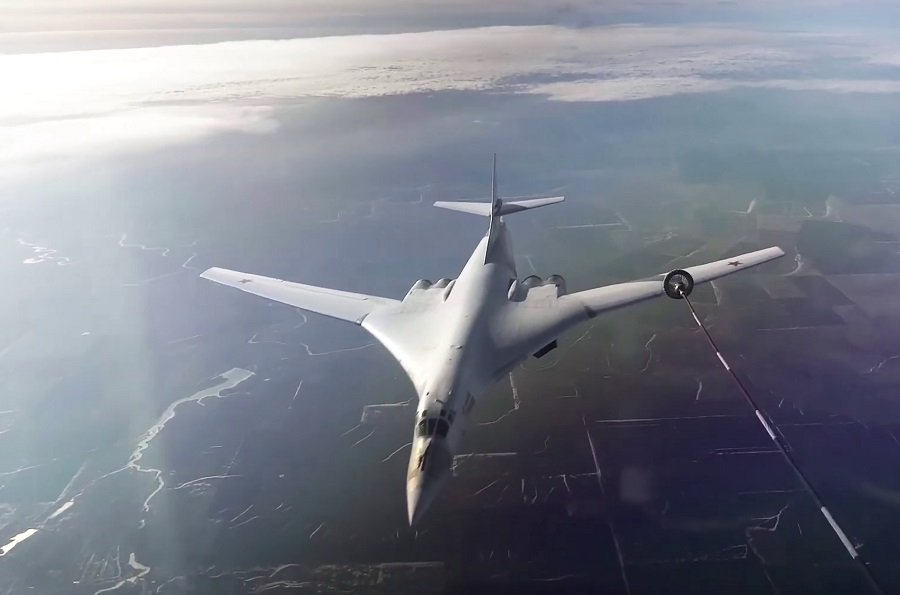 Cтратегический бомбардировщик Ту-160 после дозаправки в воздухе - Фото: Министерство обороны РФ/ТАСС