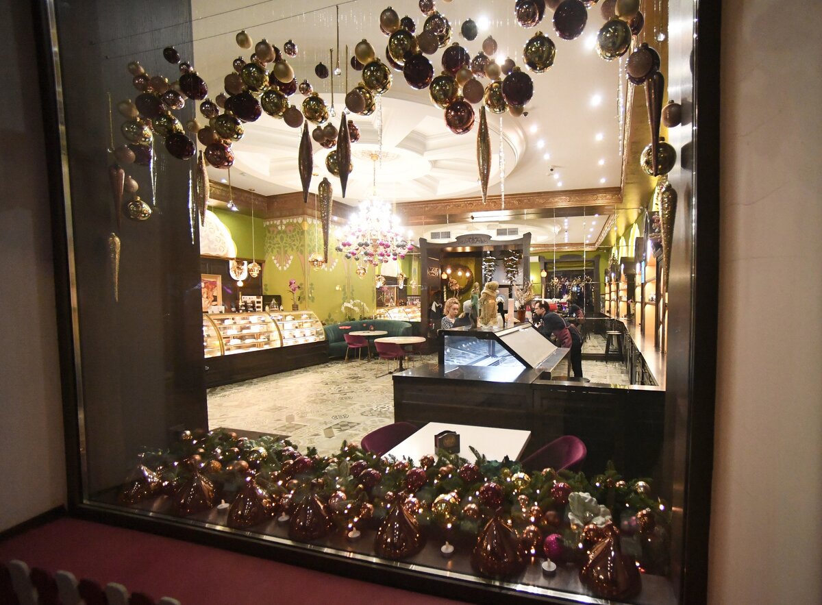    Оформленное в новогоднем стиле окно кондитерской / Илья Наймушин / РИА Новости