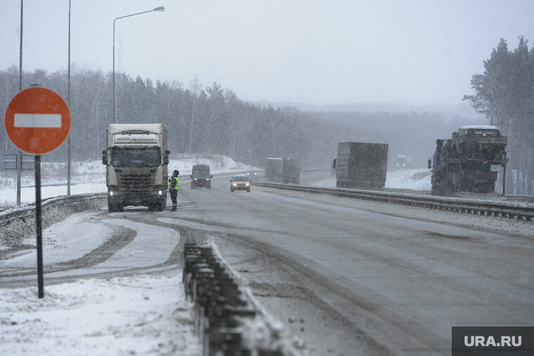   Движение транспорта перекрыли из-за непогоды