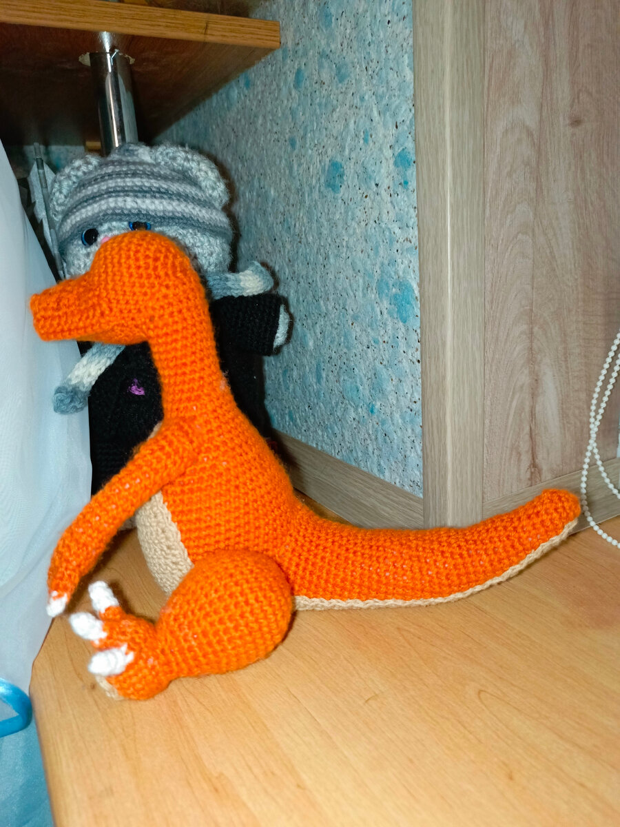 Здесь правда сидит)