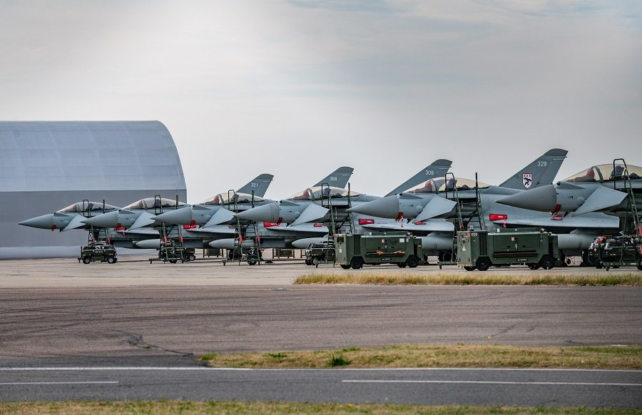 Истребители Eurofighter Typhoons на аэродроме - Фото: Lisa Harding/Zuma\TASS