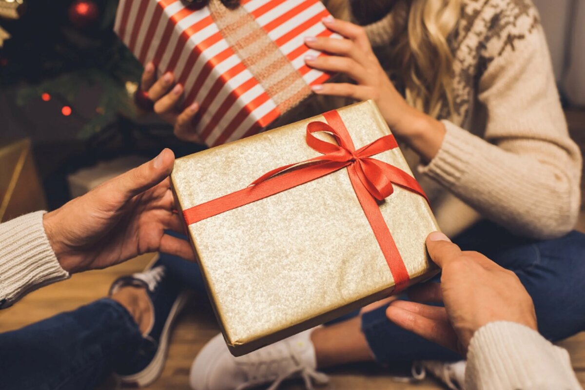 Рождество дарят подарки. Подарок. Человек дарит подарок. Дарим подарки. Вручение подарка.