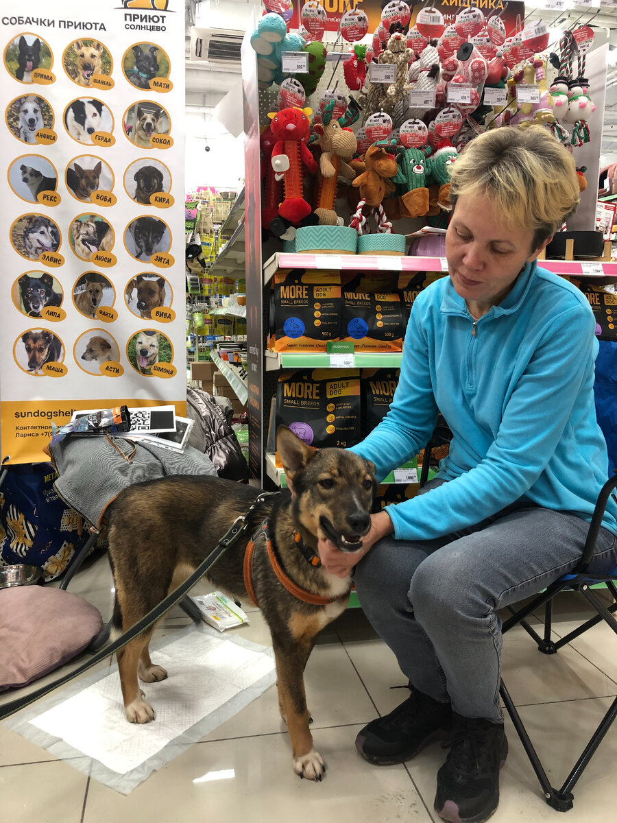 В любой непонятной ситуации Мица ищет Ларису глазами и ждет ее реакции. Знает, что Лариса ее опекает и защищает)