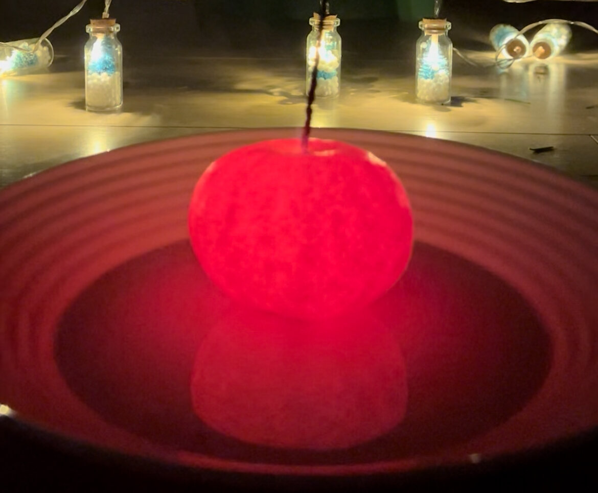 Вот что будет, если засунуть бенгальскую свечу в мандарин: один способ ...