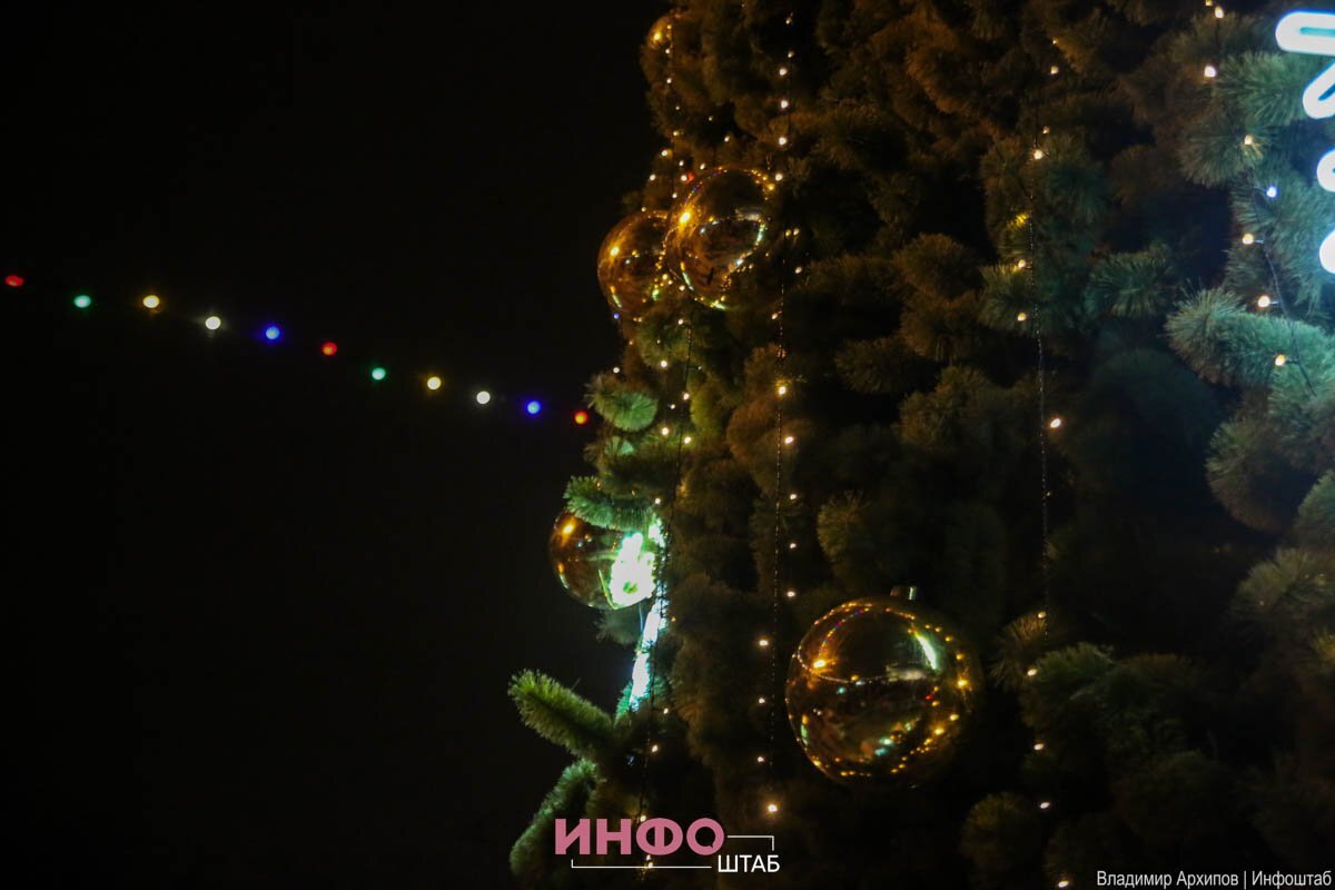    Как в Астрахани зажгли огни на главной городской ёлке: фоторепортаж