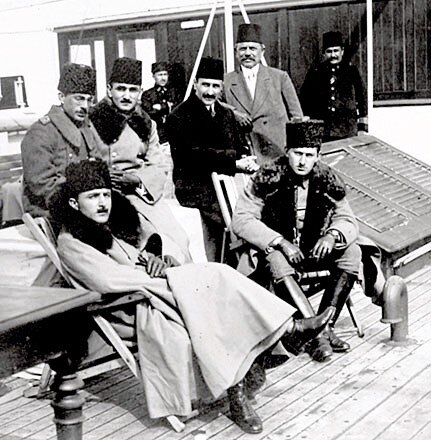 Шехзаде Омер Фарук Эфенди (справа) на борту корабля, 1915 год