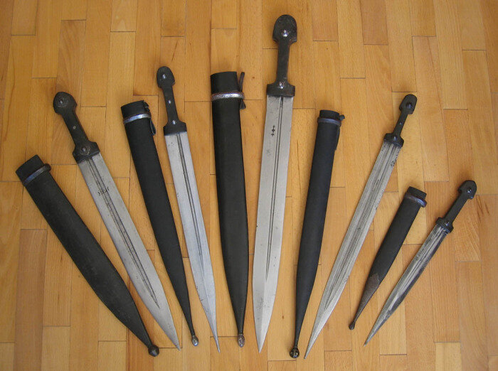 На многих кинжалах дол действительно ассиметричный. |Фото: allzip.org.