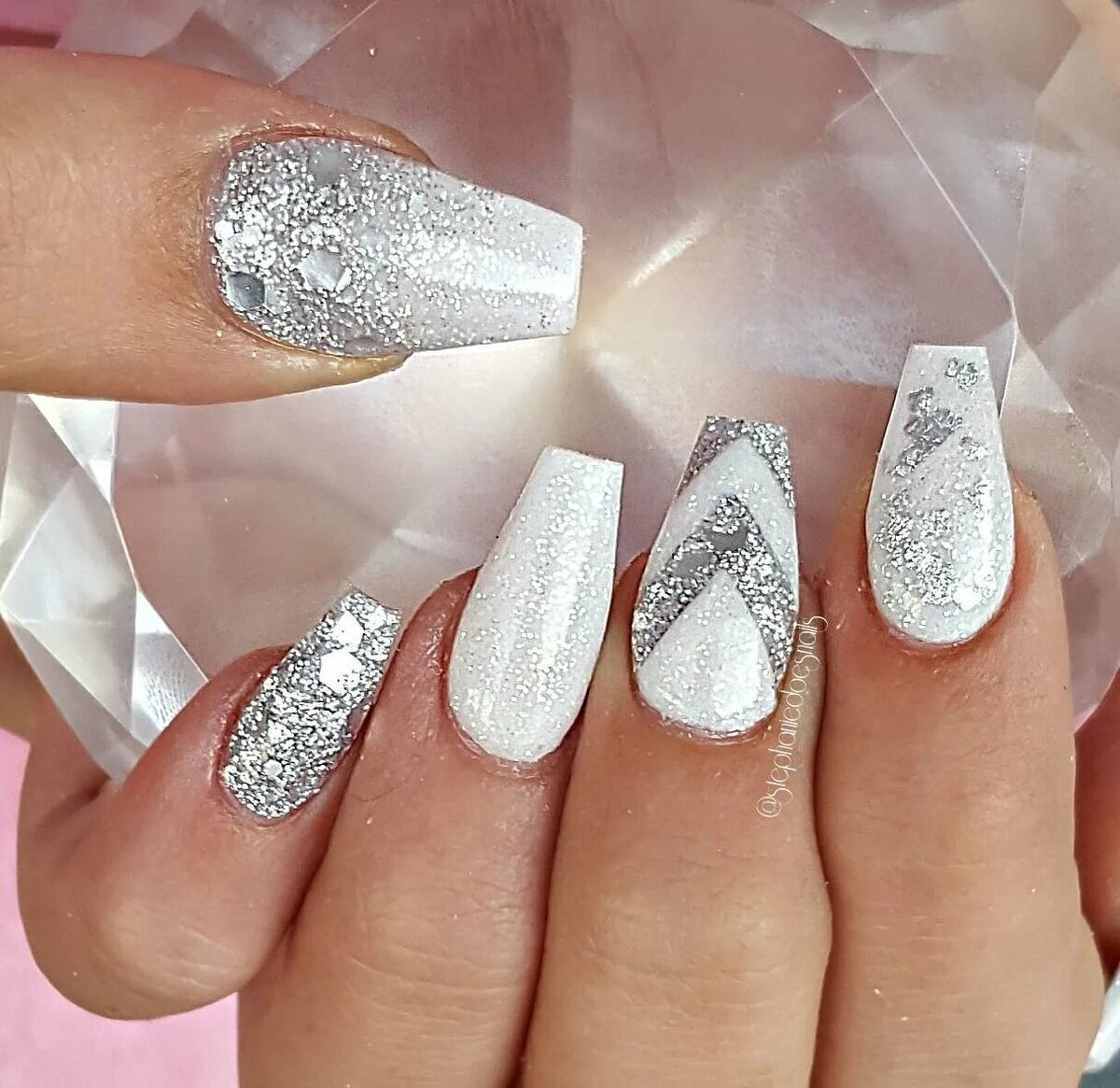 бело серебристый маникюр. маникюр 2022 белый с серебром. дизайн ногтей белый с серебром новогодний. дизайн ногтей белый с серебром новогодний. белый маникюр с блестками.