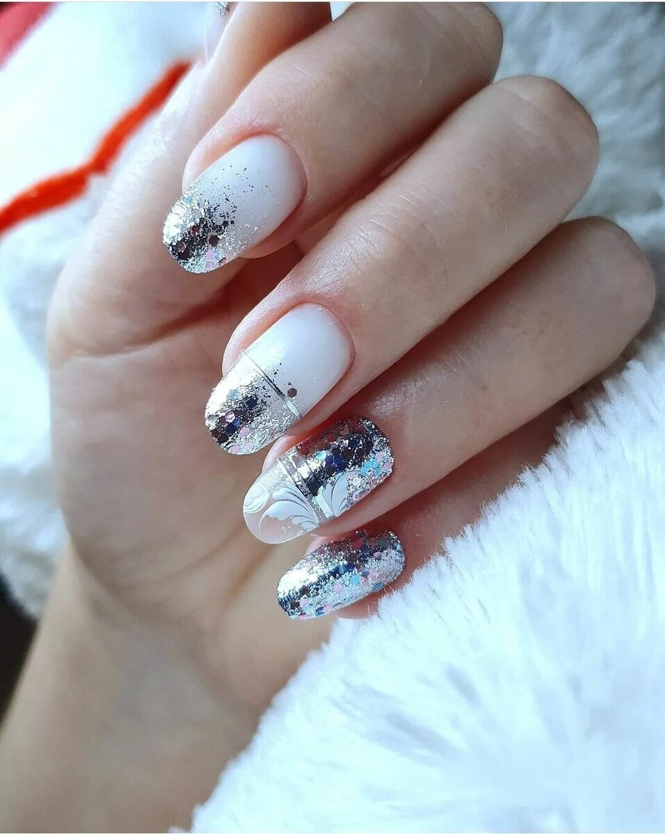 новогодний маникюр 2022 с белым цветом. белые новогодние ногти. шикарный белый маникюр. белый маникюр. белый новогодний маникюр.