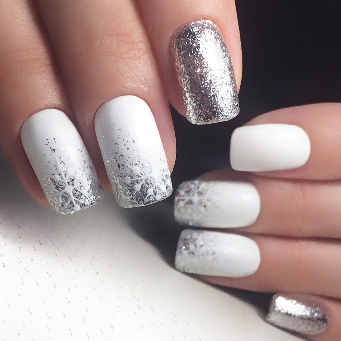 красивые ногти с серебром. дизайн ногтей белый с серебром. маникюр серебро с белым на длинные ногти. маникюр с блестками. красивый новогодний маникюр.