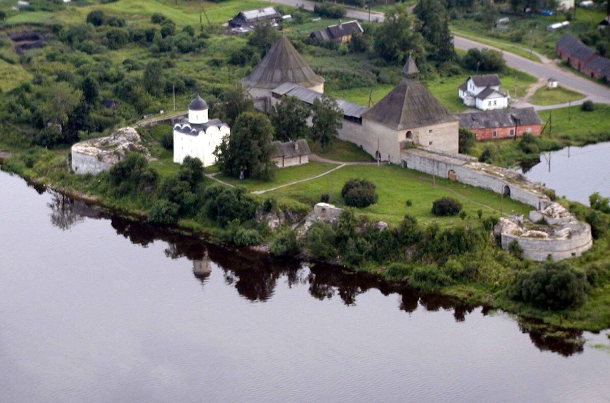 Руины древней крепости в Старой Ладоге