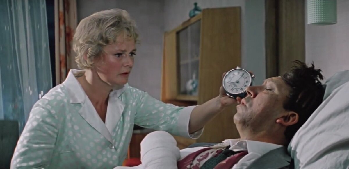 Кадр из к/ф "Бриллиантовая рука"