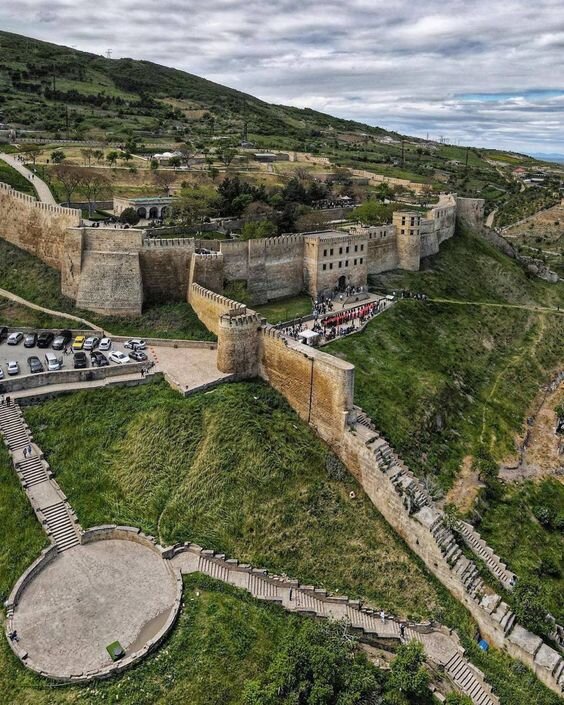 Крепость Нарын-Кала — это исторический памятник, расположенный в Дагестане, на границе с Азербайджаном.-2