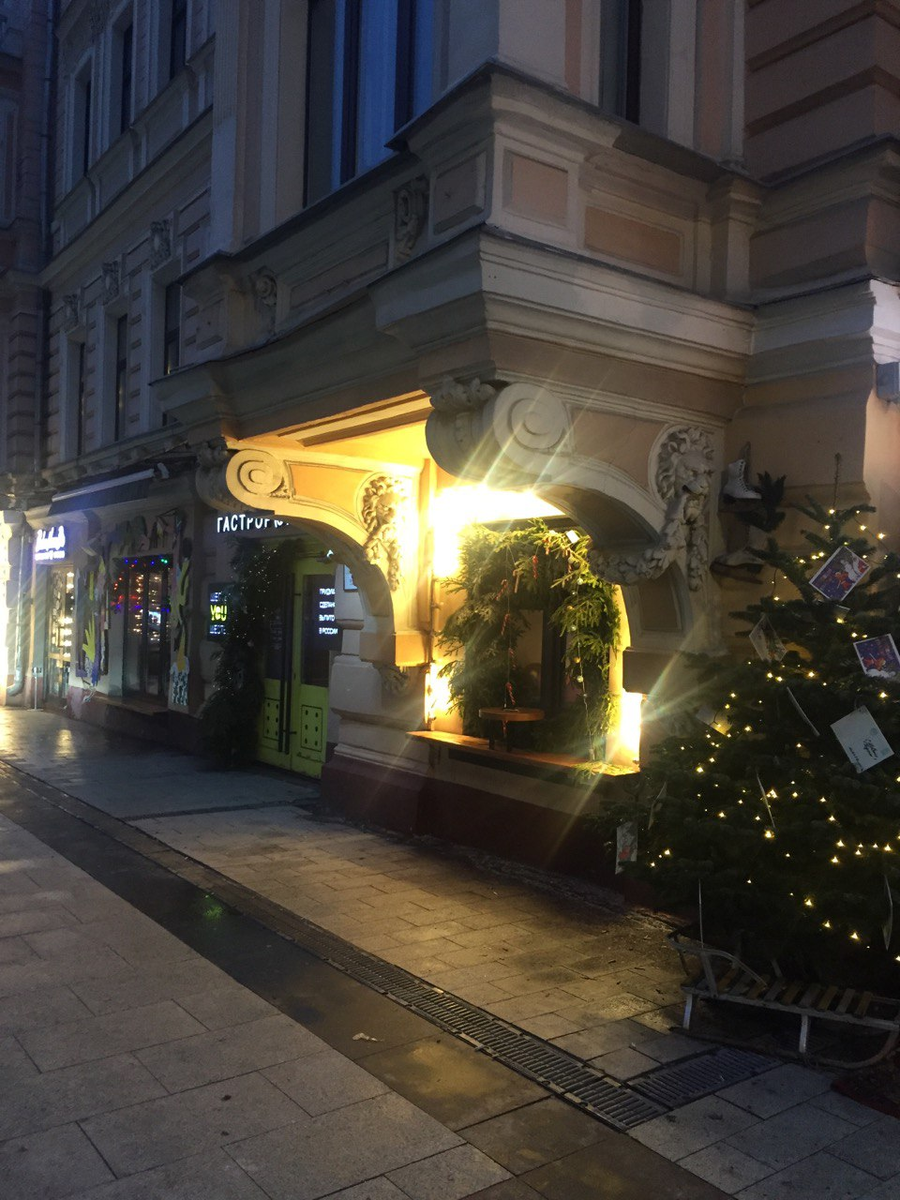 Много декора из живых еловых веток.