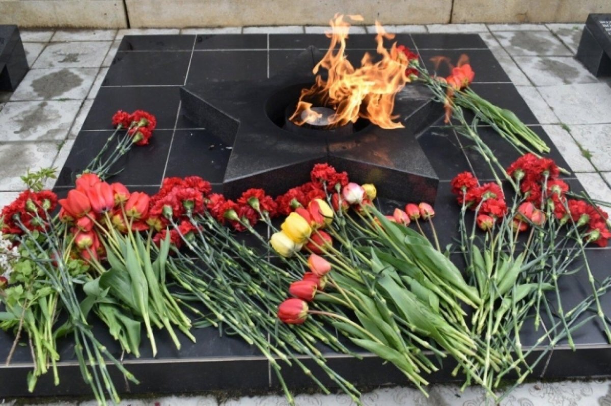    В Пскове трое школьников закидали снегом Вечный огонь