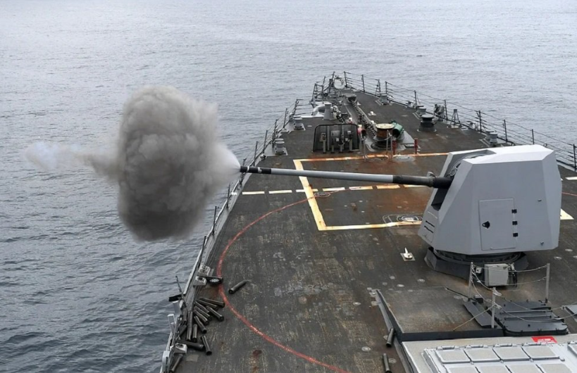 Камеры в сша. Выстрел линкора айова. Американский эсминец с 96 крылатыми ракетами. Десантный корабль сан диего. Десантный корабль bonhomme richard.