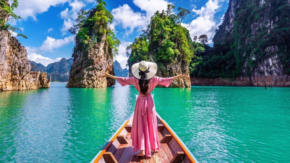 Девушка путешествует по Национальному парку Кхао Сок в Таиланде: Freepik