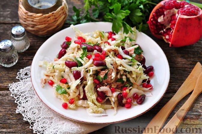 тунец консервированный, фасоль консервированная, капуста пекинская, лук репчатый, гранат, соус соевый, масло оливковое, петрушка, сок лимонный