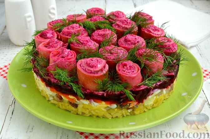 картофель, свекла, сельдь солёная, морковь, лук репчатый, яйца, майонез, уксус винный, соль, сахар, вода, молоко, яйца, мука, сыр плавленый, масло растительное, чеснок, зелень укропа