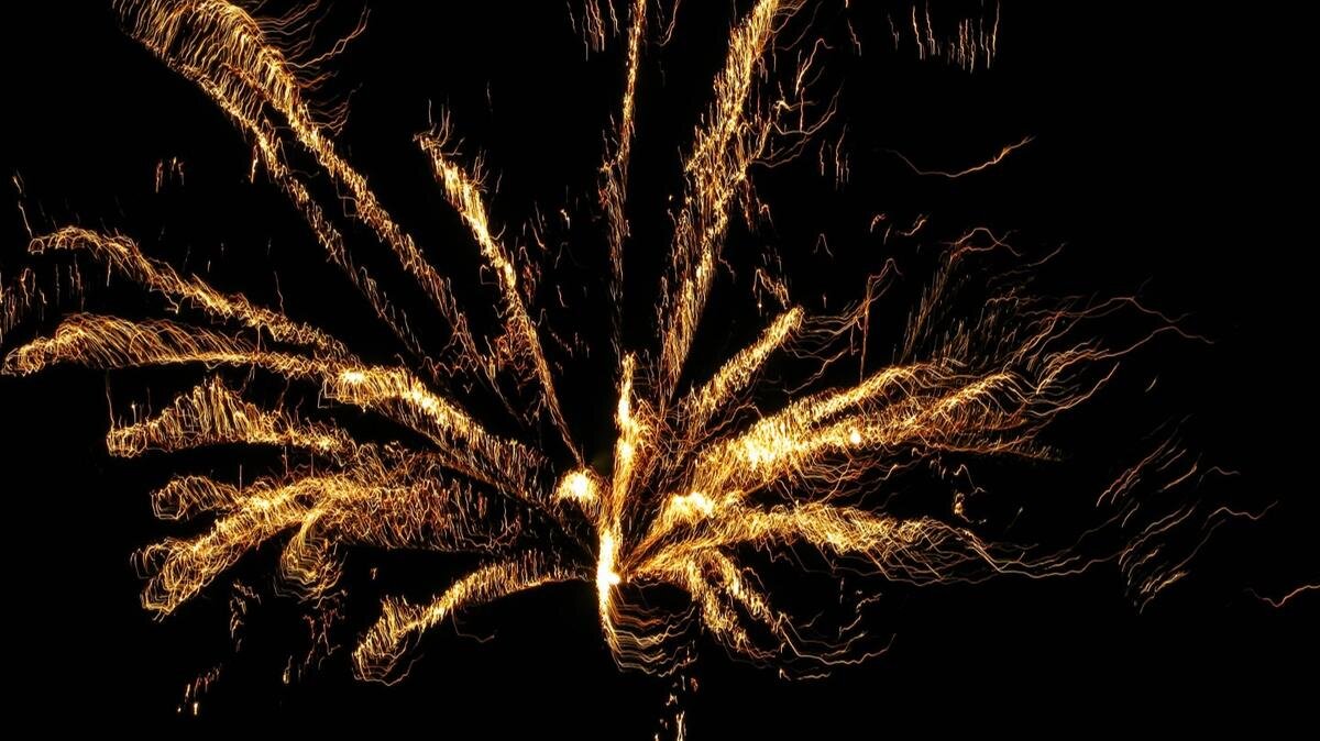    При обращении с пиротехникой важно соблюдать правила. Фото: 7fon.org