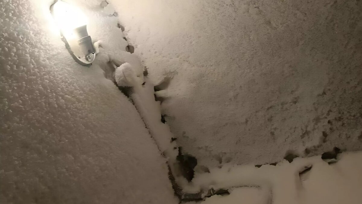     Жители Находки из своих квартир выходят не в подъезд, а, можно сказать, сразу на улицу. Все потому что стены и потолки полностью покрылось льдом, и теперь подъезд больше напоминает замершую пещеру.