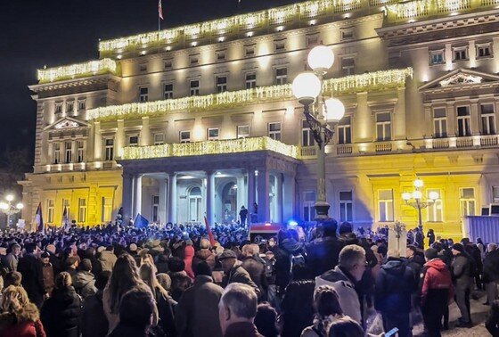    Сторонники блока «Сербия против насилия» во время митинга у здания городской администрации