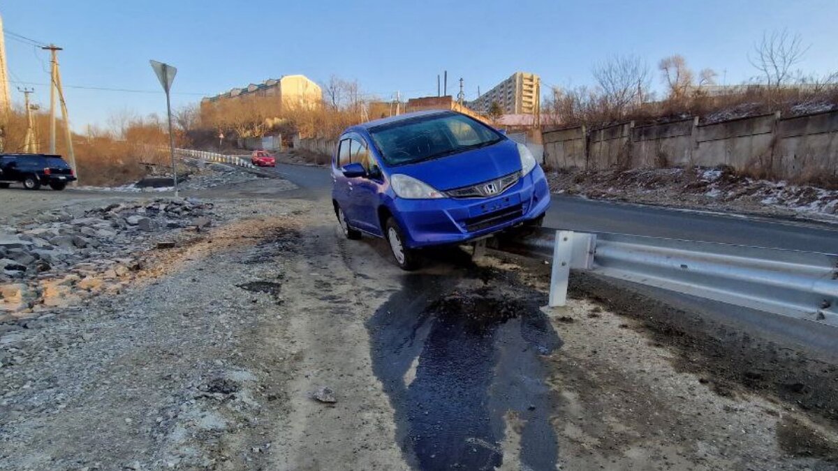     В микрорайоне Патрокл дальневосточной столицы легковушка не смогла преодолеть леера и повисла прямо на них. Местные жители сообщают, что на этом участке виляет дорога и что в темноте на ограждение «очень даже просто налететь».