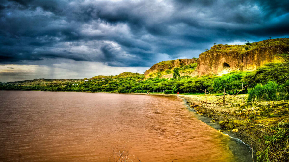 Коричневое озеро Лангано