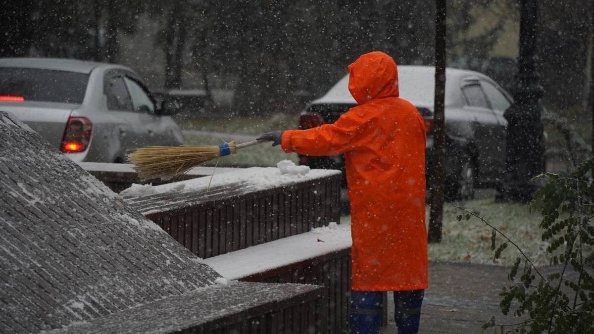    Коммунальные работники убирают снег:NUR.KZ/Владимир Третьяков