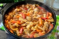 Для приготовления макарон с мясом в томатном соусе на сковороде вам понадобятся следующие ингредиенты:
- Макароны
- Мясо (говядина, свинина или курица)
- Лук
- Чеснок
- Томаты (свежие или томатная паста)
- Масло
- Специи (по вкусу)

**Шаги приготовления:**
1. Вскипятите воду в кастрюле и отварите макароны до готовности.
2. На сковороде обжарьте нарезанный лук и чеснок до золотистого цвета.
3. Добавьте мелко нарезанное мясо и обжарьте до готовности.
4. После этого добавьте томаты или томатную пасту и тушите под крышкой около 15 минут.
5. Посолите, поперчите и добавьте специи по вкусу.
6. После того, как макароны будут готовы, откиньте их на дуршлаг, затем добавьте к мясу и тщательно перемешайте.

Приятного аппетита!