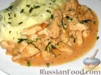 Для приготовления куриного беф-строганова вам понадобятся следующие ингредиенты:
- Куриное филе
- Лук
- Шампиньоны
- Сливки
- Масло
- Соль, перец
- Зелень для украшения

**Шаги приготовления:**
1. Нарежьте куриное филе на тонкие полоски.
2. Обжарьте нарезанный лук до золотистого цвета, затем добавьте нарезанные шампиньоны и обжарьте до мягкости.
3. Добавьте куриное филе и обжарьте до готовности.
4. Посолите, поперчите по вкусу.
5. Добавьте сливки и тушите под крышкой около 5 минут.
6. Подавайте, украсив зеленью.

Приятного аппетита!