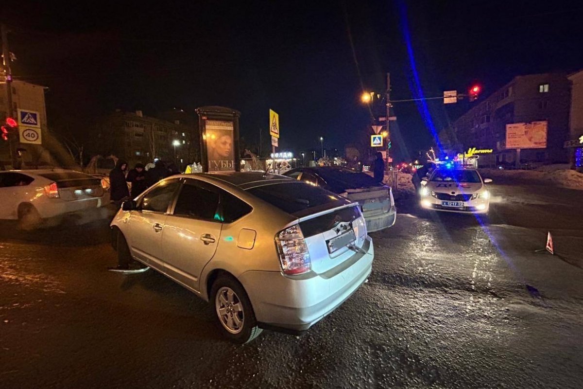 В центре Хабаровска девушка травмировалась в ДТП с двумя Toyota Prius |  Аргументы и факты - Хабаровск | Дзен