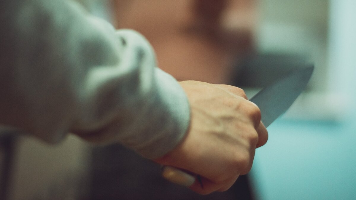     Сотрудники полиции во Владивостоке задержали грабителя, который ограбил гостя из Сахалина. По сообщению приезжего, ночью его атаковал неизвестный мужчина на лестничной площадке дома, где он арендовал жилье.