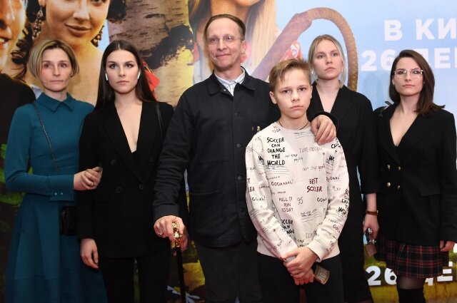    Актер Иван Охлобыстин с семьей на премьере первой части фильма «Холоп». Фото:  РИА Новости