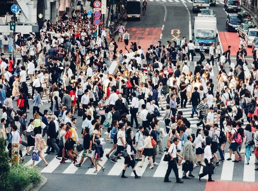 Много людей много народу. Токио перекресток Сибуя. Япония перекресток Сибуя. Япония Токио население численность. Шибуя Кроссинг.