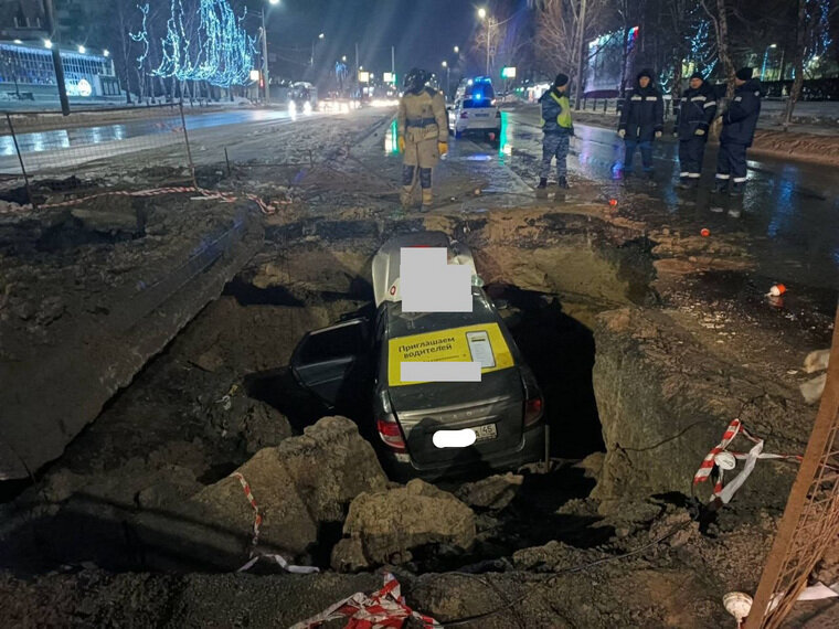    Автомобиль такси упал в коммунальную раскопку в Кургане