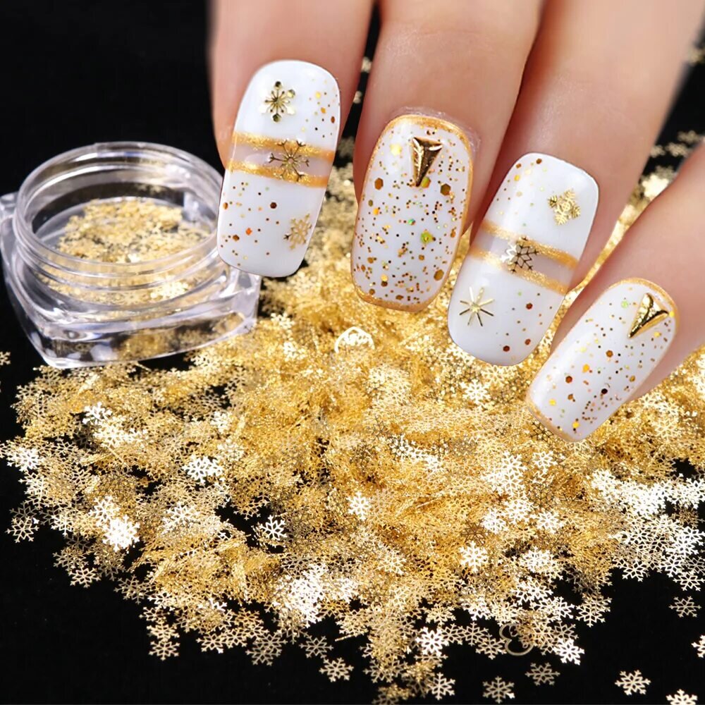 маникюр на новый год ьюбелый. шеллак белый с золотом. ногти белые с золотым. новогодний маникюр белый с золотом. золотые ногти.